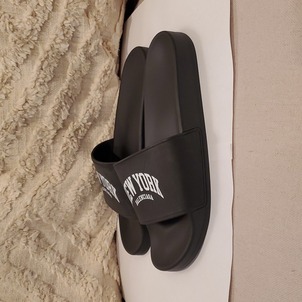 BALENCIAGA Cities New York Logo Slides - Picture 4 of 14